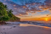  ¡Una oportunidad verdaderamente notable de tener su propio resort frente al mar en una ubicación única en la costa del Pacífico Central de Costa Rica !!