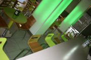 cafeteria en calle con mucho transito