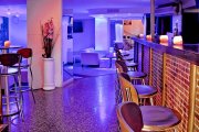 Bar con licencia de música.
