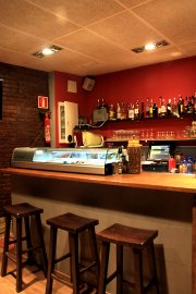 Bar con permiso C-3 y terraza, en Nou Barris