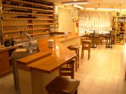 negocio de alta charcutería con bar para degustación