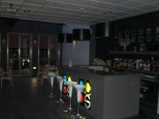 Pub minimalista. Dos alturas