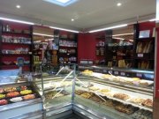 pastelería tradicional en funcionamiento
