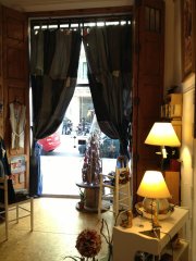 Tienda de ropa y de muebles antiguos