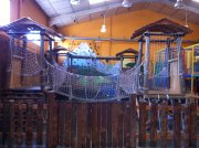 parque infantil con rocodromo y puentes
