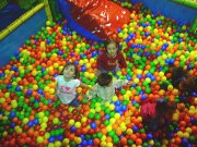 parque infantil grande con camas elásticas