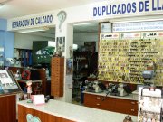 Se traspasa tienda de reparación de calzado y copias de llaves