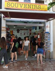 Vendo tienda de Souvenirs (recuerdos turísticos de Valencia y España), con gran variedad y cantidad de mercancía, inventario detallado en documento adjunto para quien lo quiera verificar. Aproveche una oportunidad de oro, la mejor época del año, Verano !