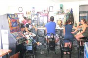 bar fencionando y con clientela