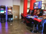 Se traspasa loca de apuestas con máquinas de juego y bar