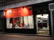 Negocio de camisería a medida y complementos en funcionamiento desde hace 22 años, con beneficios situado en muy buena zona de Madrid capital.