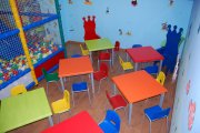 Parque de bolas y juego infantil