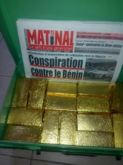 Barras de oro en la multitud para la venta