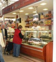 puesto de comida en mercado central