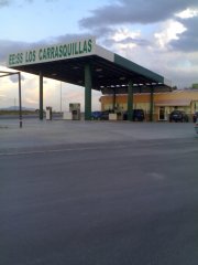 Estacion de servicio en poligono industrial y carretera