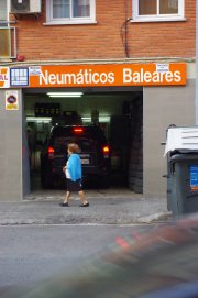 taller de venta de neumáticos y reparación del automóvil
