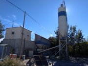 Fábrica de prefabricados de hormigón y planta de hormigón en activo, y local para oficina