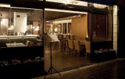 Restaurante elegante y diseño ubicado en calle principal de barcelona 