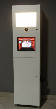 negocio de alquiler de fotomatón con la máquina y accesorios