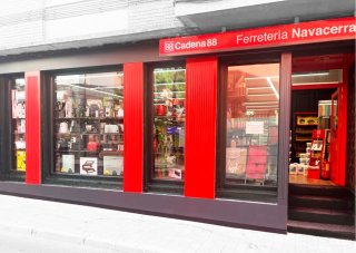 Ferretería en pleno funcionamiento