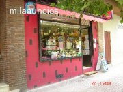 Panaderia, alimentacion, dulces y prensa en la puerta de colegio.